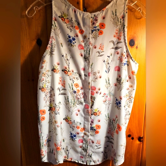Sleeveless Floral Top - Picture 3 of 3